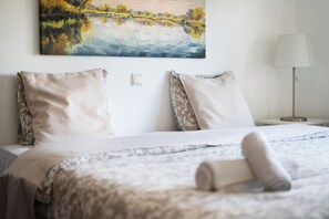 1 Schlafzimmer, Schreibtisch, Bügeleisen/Bügelbrett, Reisekinderbett