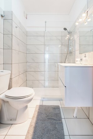 Shower, hair dryer, towels, soap - Large 1 Bed with Pool, Vilamoura (Quarteira)