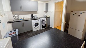 Fridge, shared microwave, oven, stovetop - Comfortable Stay - Nowill Court (Sheffield)