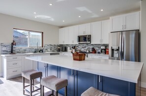 雪櫃、微波爐、焗爐、洗碗機