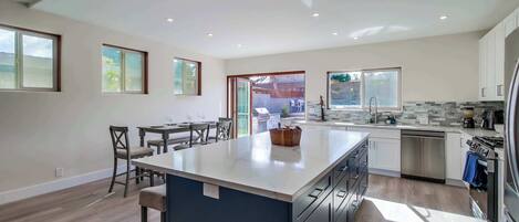 冷蔵庫、電子レンジ、オーブン、食器洗い機