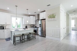 Mikrobølgeovn, ovn, kokeplater og oppvaskmaskin