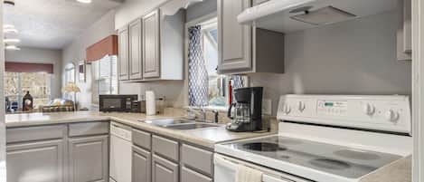 Réfrigérateur, micro-ondes, cafetière/bouilloire, grille-pain