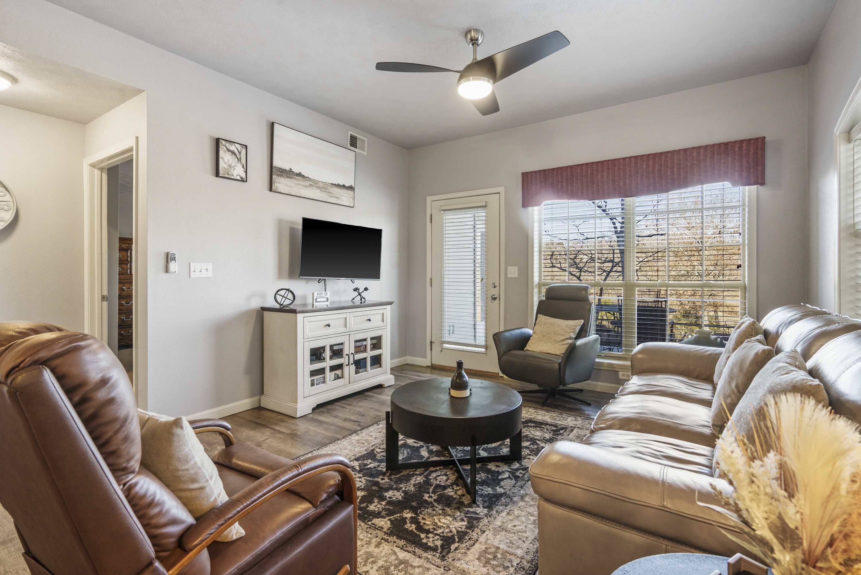 TV, fireplace