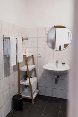 Assecador de cabells, tovalloles, sabó i xampú 