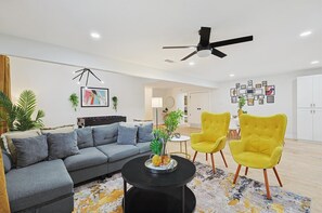 TV, caminetto, tavolo da calcetto, studio