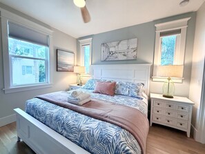 5 chambres, bureau, fer et planche à repasser, lit de bébé portatif