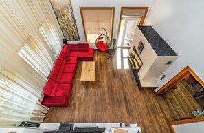 Villa, 4 habitaciones, alberca privada, vista al jardín | Sala de estar | Libros 