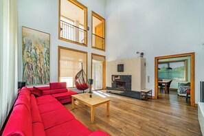 Villa, 4 habitaciones, alberca privada, vista al jardín | Sala de estar | Libros 