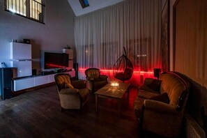 Vila, 4 quartos, piscina particular, vista para o jardim | Sala de estar | Livros