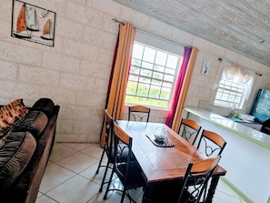 Apartment, 1 Schlafzimmer, Balkon | Wohnzimmer | Bücher