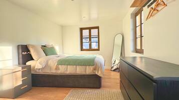 3 slaapkamers, een strijkplank/strijkijzer, reisbedje, wifi