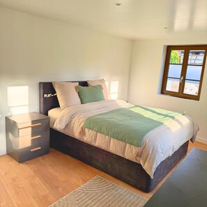 3 habitaciones, tabla de planchar con plancha, cuna de viaje y wifi