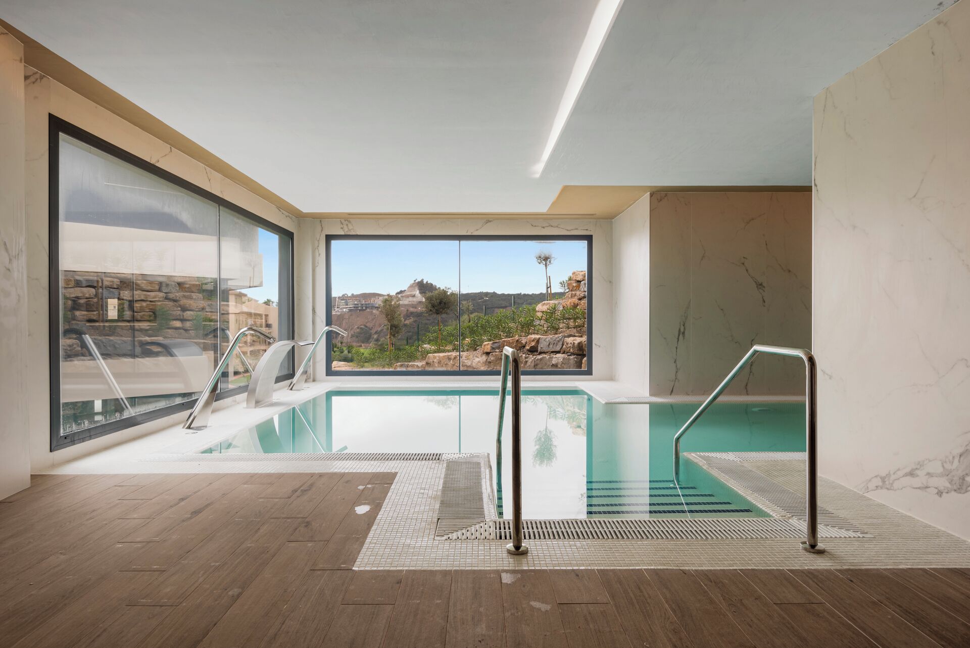 Innendørsbasseng og utendørsbasseng