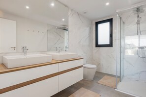 Dusche, Handtücher, Seife, Shampoo