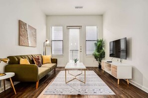 TV, offices - Boulevard Stays Walk to Downtown! 1BR SoCo Pool, Parking, Gym 01 (Austin)