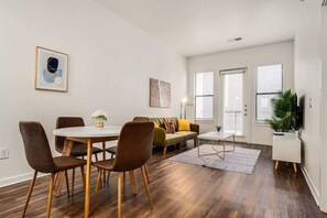 Interior - Boulevard Stays Walk to Downtown! 1BR SoCo Pool, Parking, Gym 01 (Austin)