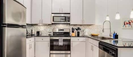 Réfrigérateur, micro-ondes, four, plaque de cuisson