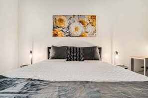 1 bedroom, iron/ironing board, WiFi, bed sheets - Boulevard Stays Walk to Downtown! 1BR SoCo Pool, Parking, Gym 02 (Austin)