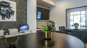 Dining - Boulevard Stays Walk to Downtown! 1BR SoCo Pool, Parking, Gym 02 (Austin)