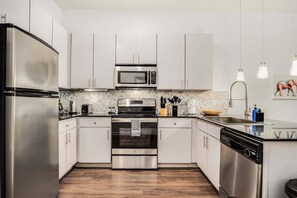 Fridge, microwave, oven, stovetop - Boulevard Stays Walk to Downtown! 1BR SoCo Pool, Parking, Gym 02 (Austin)