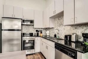 Fridge, microwave, oven, stovetop - Boulevard Stays Walk to Downtown! STU SoCo Pool, Parking, Gym 03 (Austin)