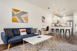 TV, offices - Boulevard Stays Walk to Downtown! 1BR SoCo Pool, Parking, Gym 04 (Austin)