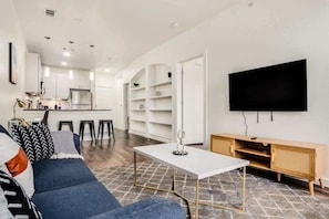 TV, offices - Boulevard Stays Walk to Downtown! 1BR SoCo Pool, Parking, Gym 04 (Austin)