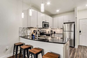 Fridge, microwave, oven, stovetop - Boulevard Stays Walk to Downtown! 1BR SoCo Pool, Parking, Gym 04 (Austin)