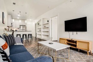 テレビ、書斎 / ワークスペース