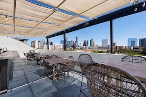 Outdoor dining - Boulevard Stays Walk to Downtown! 1BR SoCo Pool, Parking, Gym 04 (Austin)