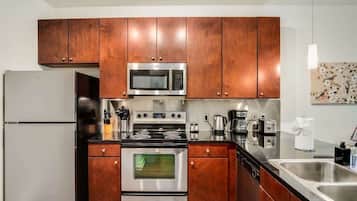 Frigorífico, microondas, horno y placa de cocina