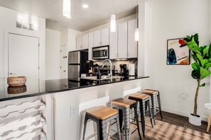 Fridge, microwave, oven, stovetop - Boulevard Stays Walk to Downtown! 1BR SoCo Pool, Parking, Gym 06 (Austin)