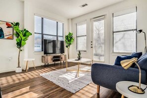 TV, offices - Boulevard Stays Walk to Downtown! 1BR SoCo Pool, Parking, Gym 06 (Austin)