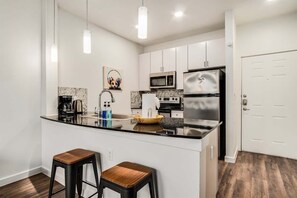 Fridge, microwave, oven, stovetop - Boulevard Stays Walk to Downtown! 1BR SoCo Pool, Parking, Gym 07 (Austin)