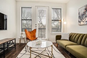 TV, offices - Boulevard Stays Walk to Downtown! 1BR SoCo Pool, Parking, Gym 07 (Austin)