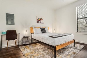 1 dormitorio, tabla de planchar con plancha, wifi y ropa de cama
