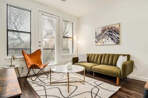 Una televisión, una oficina