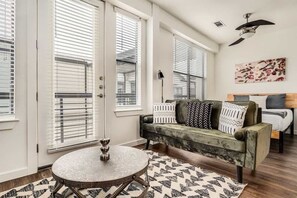 TV, offices - Boulevard Stays Walk to Downtown! STU SoCo Pool, Parking, Gym 09 (Austin)