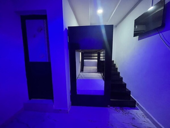 4 bedrooms, iron/ironing board, WiFi
