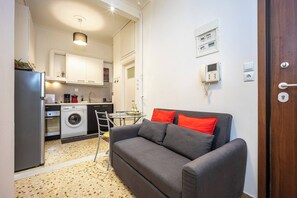 Apartamento, 1 habitación, accesible para personas con discapacidad | Zona de estar | Libros