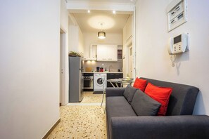 Apartment, 1 Bedroom, Accessible | Living room | Books