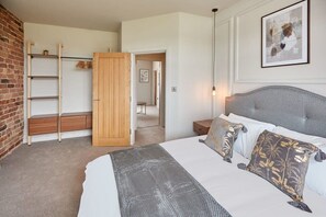 1 bedroom, WiFi, bed sheets - Host & Stay | Umpire's Watch @ North Marine House (Scarborough)