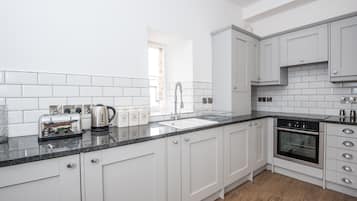 Micro-ondes, four, batterie de cuisine, vaisselle et ustensiles