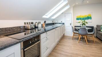 Micro-ondes, four, batterie de cuisine, vaisselle et ustensiles