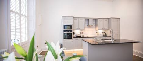 Micro-ondes, four, batterie de cuisine, vaisselle et ustensiles