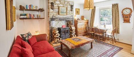 Télévision, cheminée, espaces bureaux