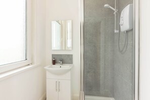 淋浴設備、風筒、提供毛巾、洗頭水