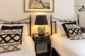 Tabla de planchar con plancha, wifi y ropa de cama