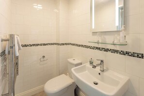 淋浴設備、風筒、提供毛巾、洗 頭水